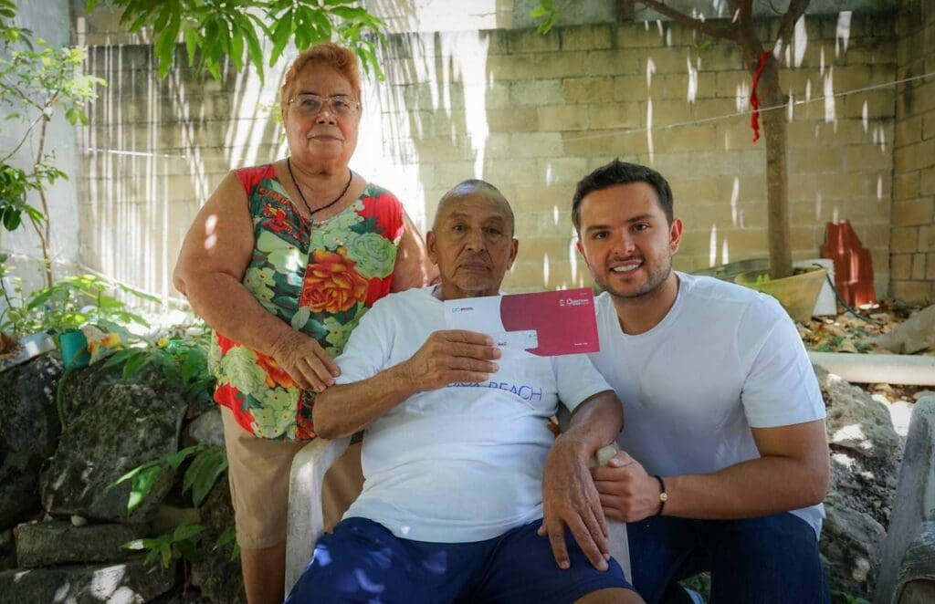 Entrega Pablo Bustamante Programas del Bienestar de forma directa y gratuita a familias cancunenses