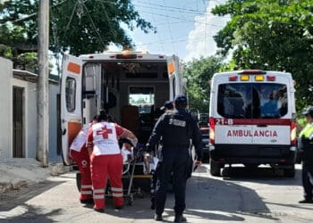 Extranjera le clava cuchillo en cuello a compañera y se lanza de tercer piso, en Playa del Carmen