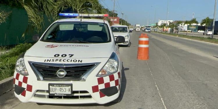 Instalan filtro para quitar polarizados a taxis en Tulum