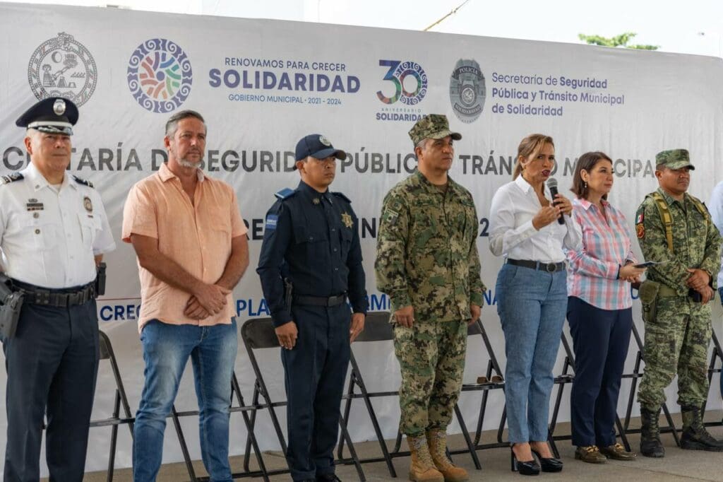 Lili Campos entrega equipo y anuncia aumento en seguro de vida a policías