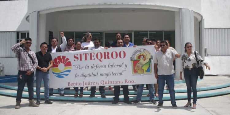 Se manifiestan maestros del Siteqroo en Cancún, para exigir reinstalación de profesor de secundaria