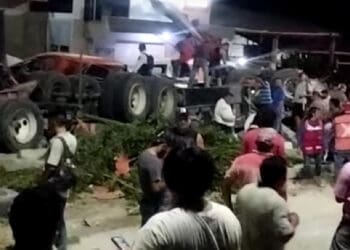 Mueren dos, al chocar tráiler contra una casa, en comunidad de Bacalar