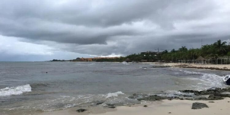 Nuevamente, cielo nublado y lluvias fuertes y puntuales en Quintana Roo