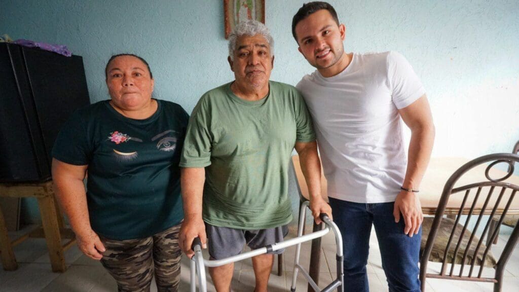 Atiende Pablo Bustamante a familias cancunenses con Programas del Bienestar y apoyos sociales