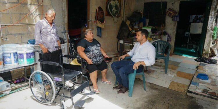 Atiende Pablo Bustamante a familias cancunenses con Programas del Bienestar y apoyos sociales