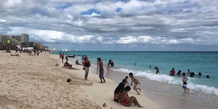 Probabilidad de lluvias e intervalos de chubascos con descargas eléctricas para Quintana Roo