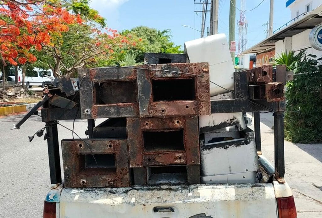 Arranca desinstalación de casetas telefónicas 'de moneda' en Cancún
