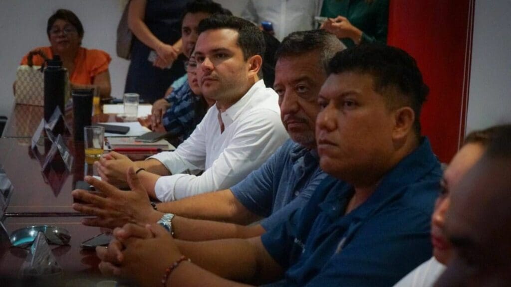 Se reúne Pablo Bustamante con representantes de más de 30 organizaciones civiles de Quintana Roo