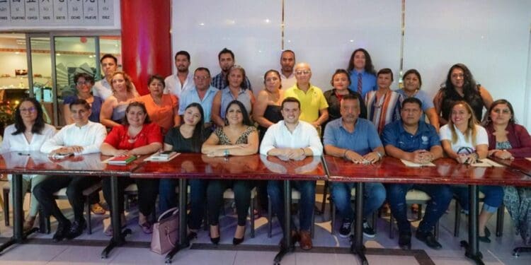 Se reúne Pablo Bustamante con representantes de más de 30 organizaciones civiles de Quintana Roo