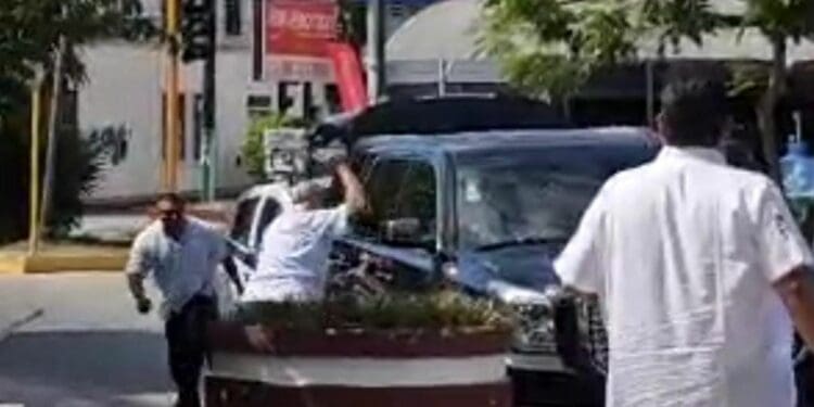 Taxistas agarran a pedradas a una Suburban con turistas a bordo en la Yaxchilán de Cancún