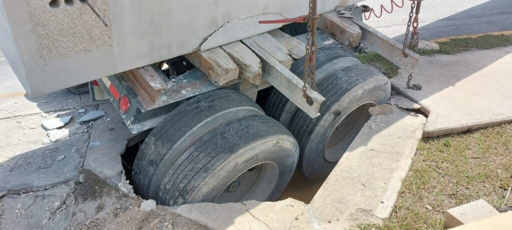 Rompe banqueta tráiler que transportaba una trabe en avenida 125 de Playa del Carmen