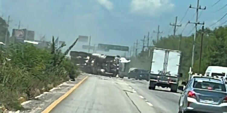 Vuelca revolvedora en el tramo carretero Tulum-Playa del Carmen y genera intenso tráfico