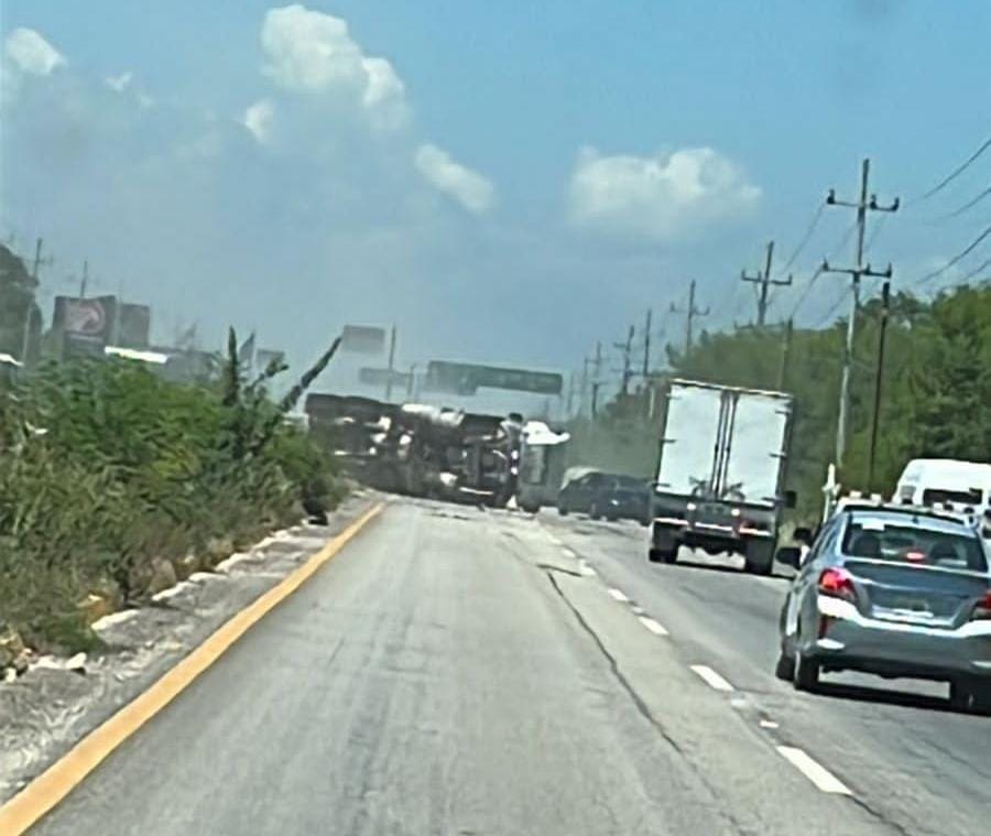 Vuelca revolvedora en el tramo carretero Tulum-Playa del Carmen y genera intenso tráfico