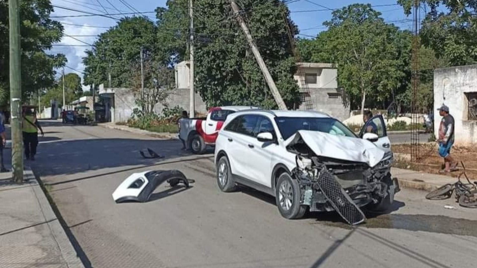 Automovilista se vuela el alto y choca contra camioneta del gobierno estatal, en el centro de José María Morelos