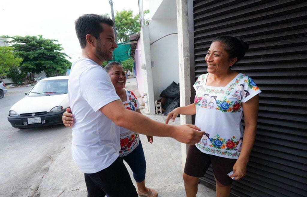 Agradecen cancunenses la atención y apoyo a sus familias que brinda Pablo Bustamante