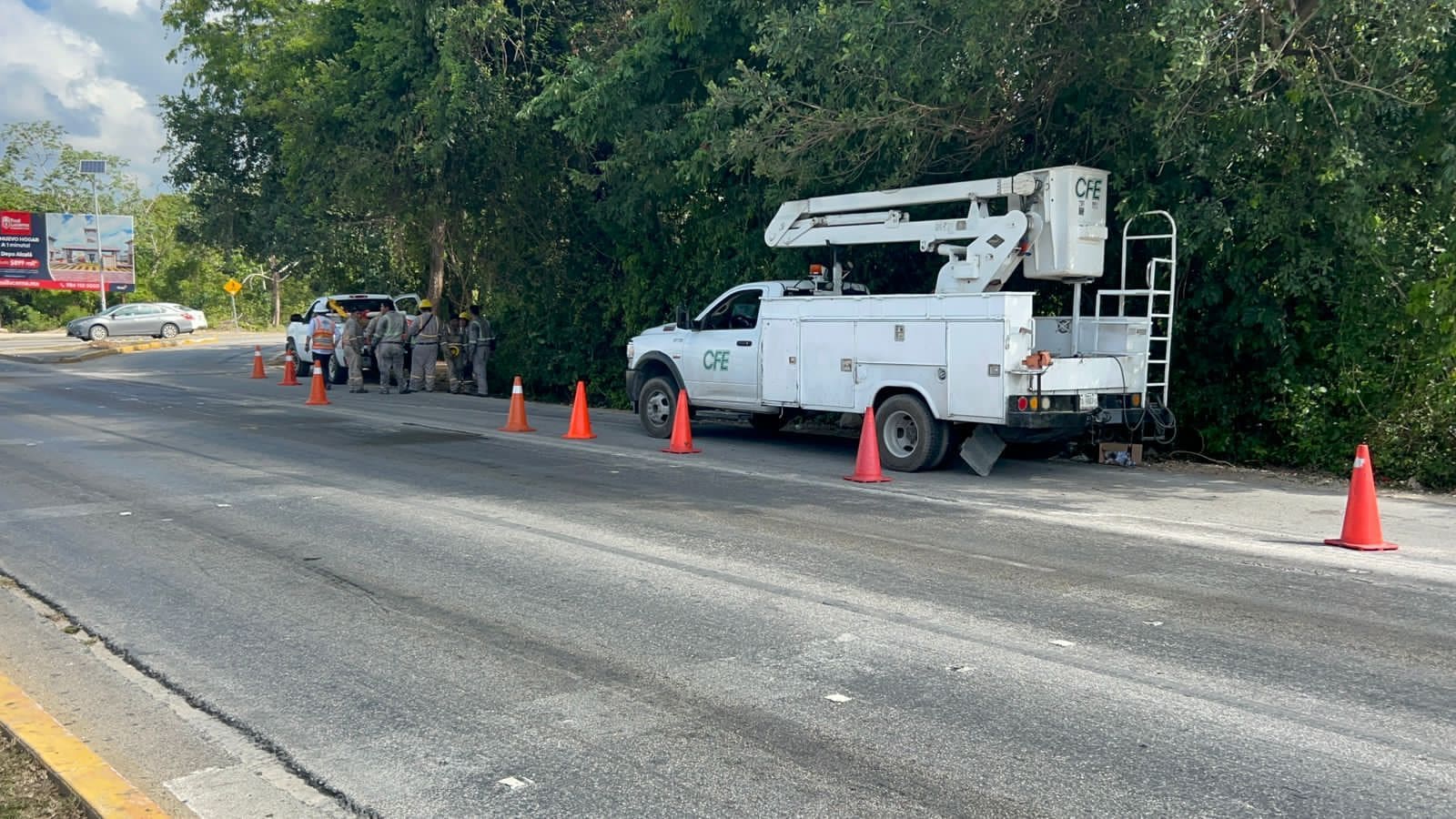 Apagón de 14 horas en el norponiente de Playa del Carmen; tras reanudarse el servicio se incendió un registro
