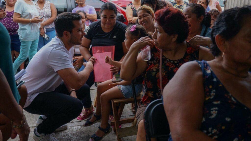 Agradecen cancunenses la atención y apoyo a sus familias que brinda Pablo Bustamante