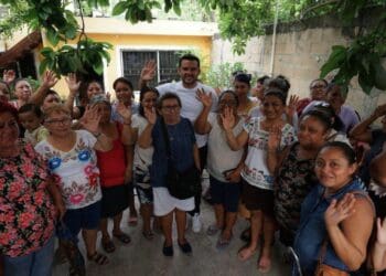 Agradecen cancunenses la atención y apoyo a sus familias que brinda Pablo Bustamante
