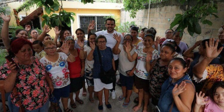 Agradecen cancunenses la atención y apoyo a sus familias que brinda Pablo Bustamante