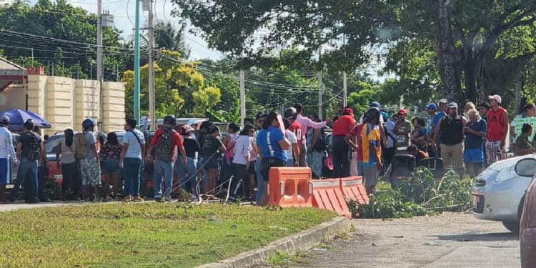 Bloquean antorchistas avenida de Chetumal