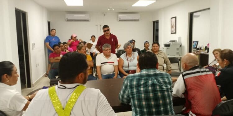Inician vecinos de Villas del Sol bloqueos viales, pese a diálogo con representantes de la CFE