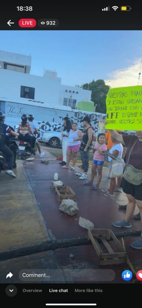 Inician vecinos de Villas del Sol bloqueos viales, pese a diálogo con representantes de la CFE