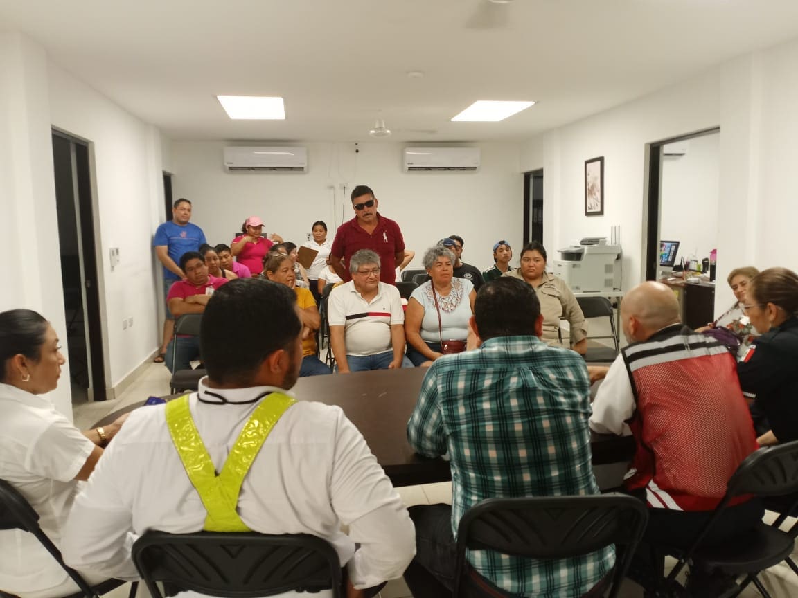 Inician vecinos de Villas del Sol bloqueos viales, pese a diálogo con representantes de la CFE