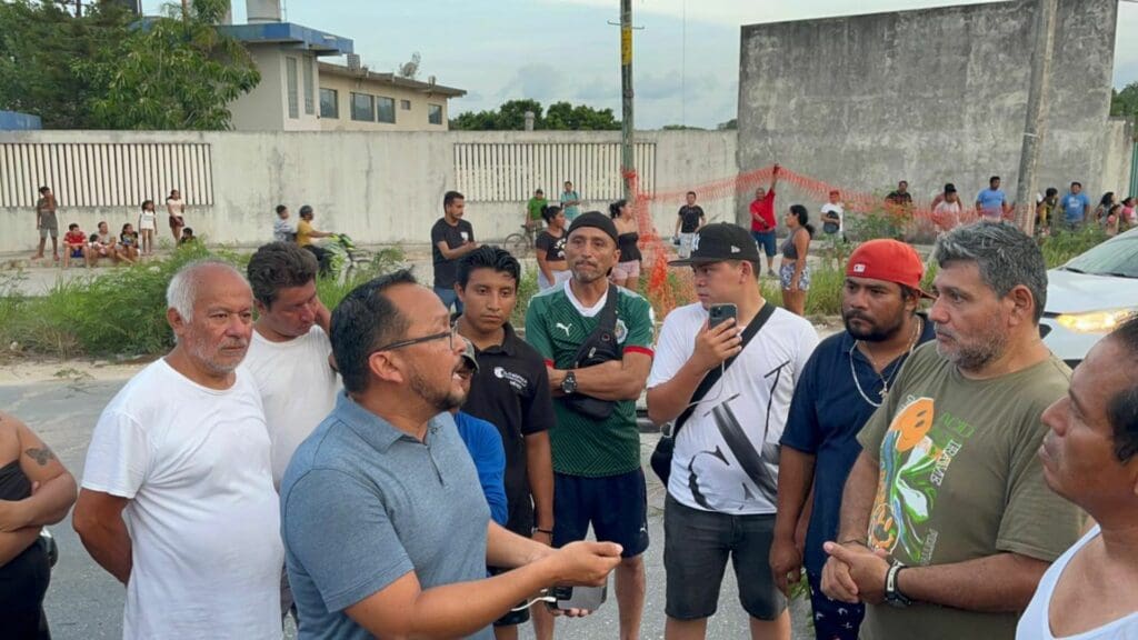 Bloquean vecinos de Kusamil la avenida José López Portillo, por falta de agua