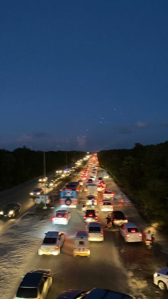 Bloquean la avenida CTM de Playa del Carmen por falta de energía eléctrica