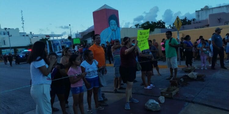 Bloquean la avenida CTM de Playa del Carmen por falta de energía eléctrica