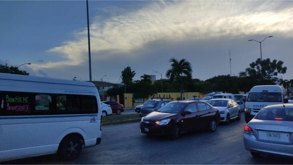 Amplían bloqueo en Villas del Sol 