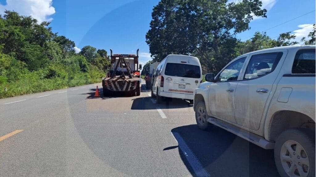 Choca combi de pasaje y volquete en carretera federal de Felipe Carrillo Puerto; hay tres lesionados