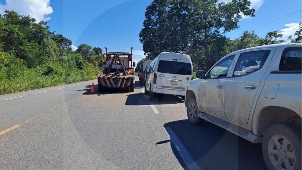 Choca combi de pasaje y volquete en carretera federal de Felipe Carrillo Puerto; hay tres lesionados