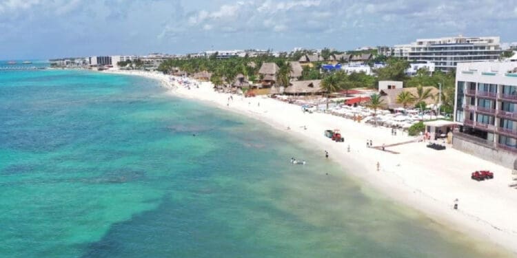 Costas de Playa del Carmen a tope en verano, en especial en fines de semana