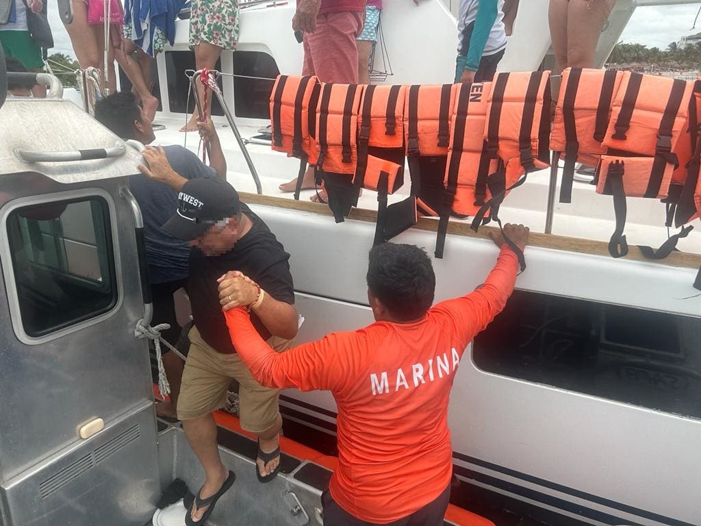 Encalla catamarán con 23 personas en Mahahual
