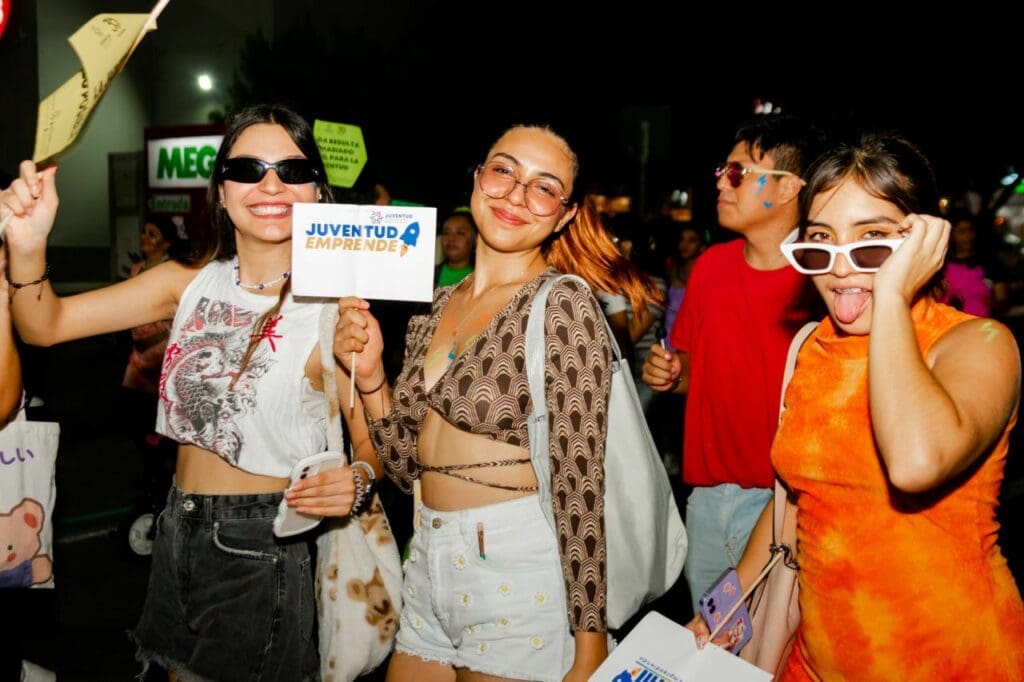 Inauguran el Mes de la Juventud con exitoso desfile