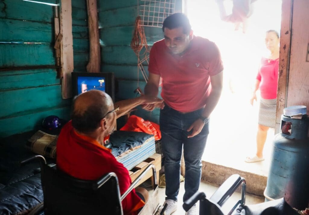 Con trabajo en territorio Omar Rodríguez apoya al Distrito 15
