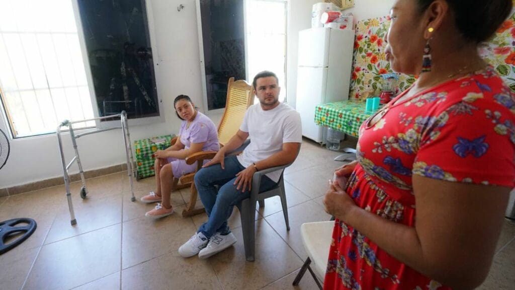 Mantiene Pablo Bustamante cercanía y contacto con familias cancunenses