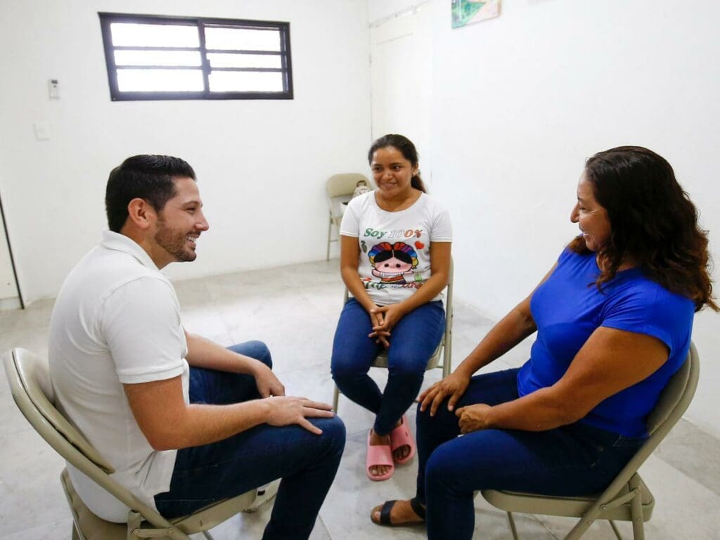 Atiende Renán Sánchez en su Casa de Gestión a la población más vulnerable