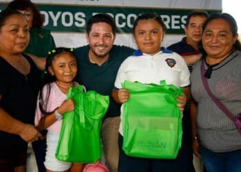 Inicia Renán Sánchez la entrega de más de 60 mil libretas escolares a niños y jóvenes estudiantes