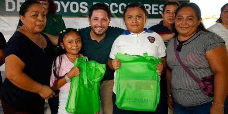 Inicia Renán Sánchez la entrega de más de 60 mil libretas escolares a niños y jóvenes estudiantes