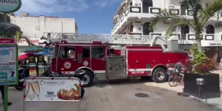 Sujeto sufre descarga eléctrica tras tocar un transformador en la Quinta Avenida de Playa del Carmen