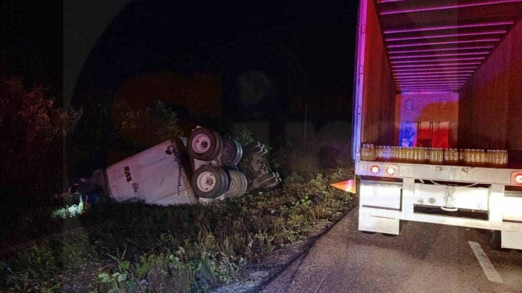 Termina volcado tráiler de refresquera en Felipe Carrillo Puerto; no hay lesionados