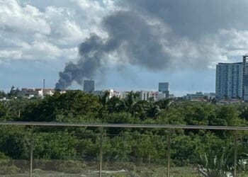 Incendio de una pipa en el bulevar Colosio de Cancún causó una explosión y quemaduras a un trabajador