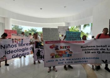 Padres de familia de Cancún protestan en la SEQ contra los libros de texto; ya tramitan amparos