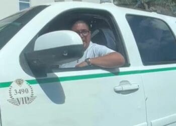 Taxistas de Cancún obligan a turistas a bajarse de un Uber afuera del hotel City Express Aeropuerto
