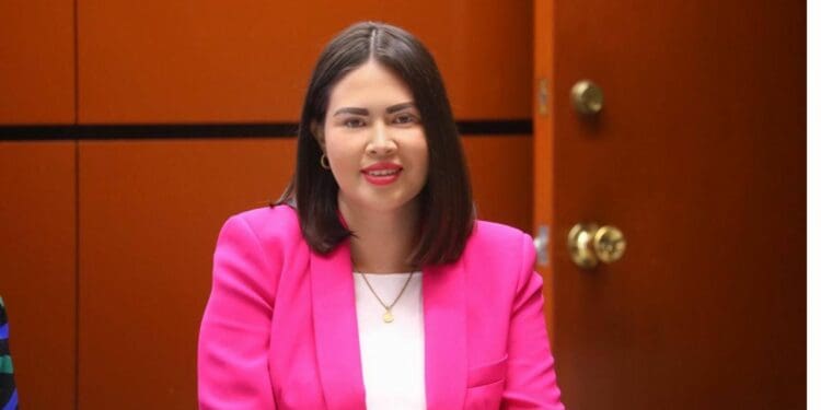 Levanta la voz Anahí González para visibilizar la violencia digital contra las mujeres