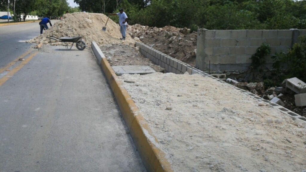Construcción como nunca de banquetas y guarniciones en Solidaridad