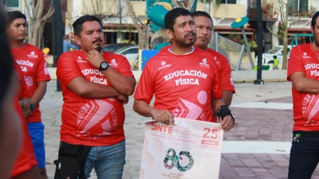 Maestros de Educación Física del Municipio de Solidaridad son reconocidos en su día