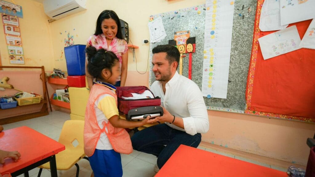 En el marco del Nuevo Acuerdo de la Gobernadora Mara Lezama, entrega Pablo Bustamante, útiles escolares en Cancún